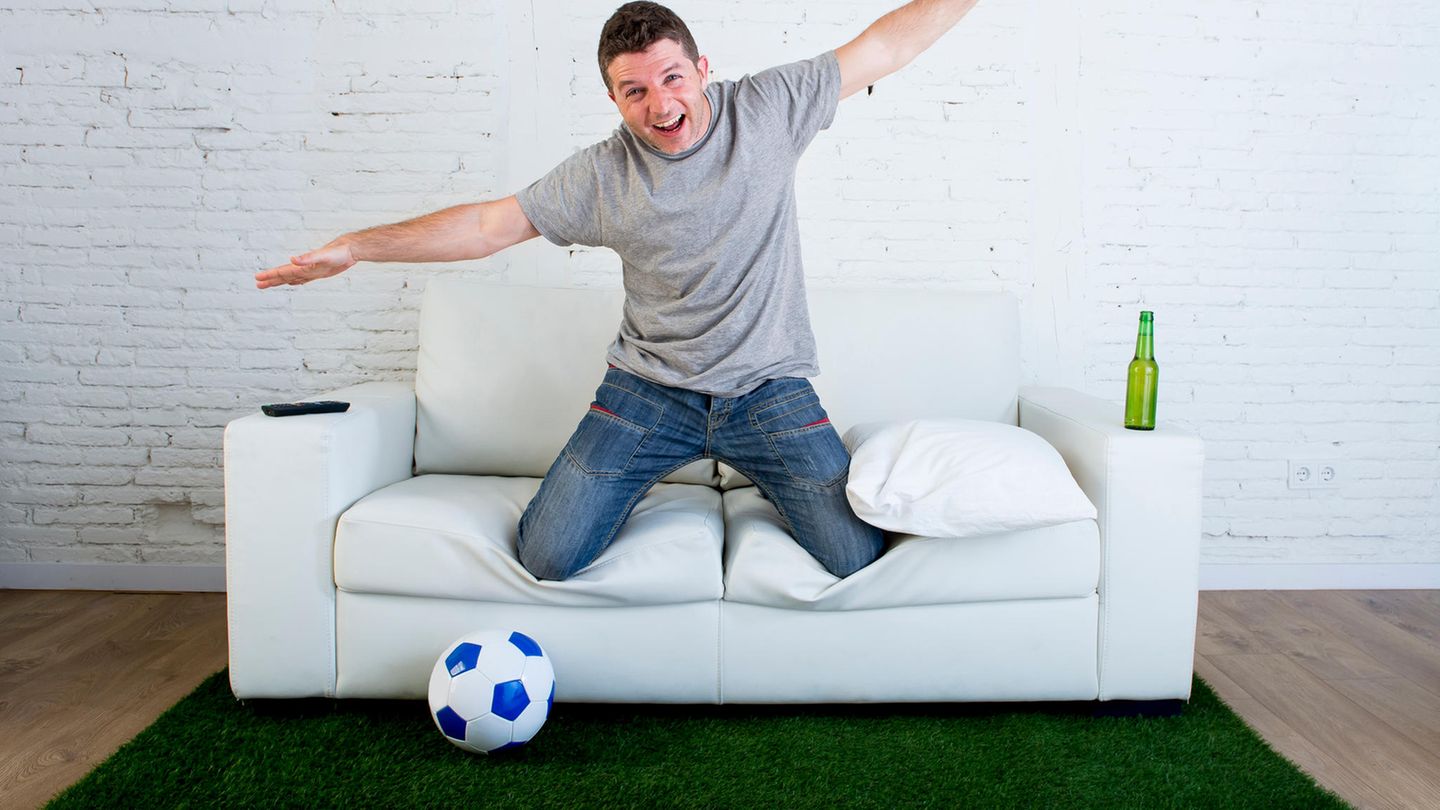 Mann feiert WM in Wohnzimmer