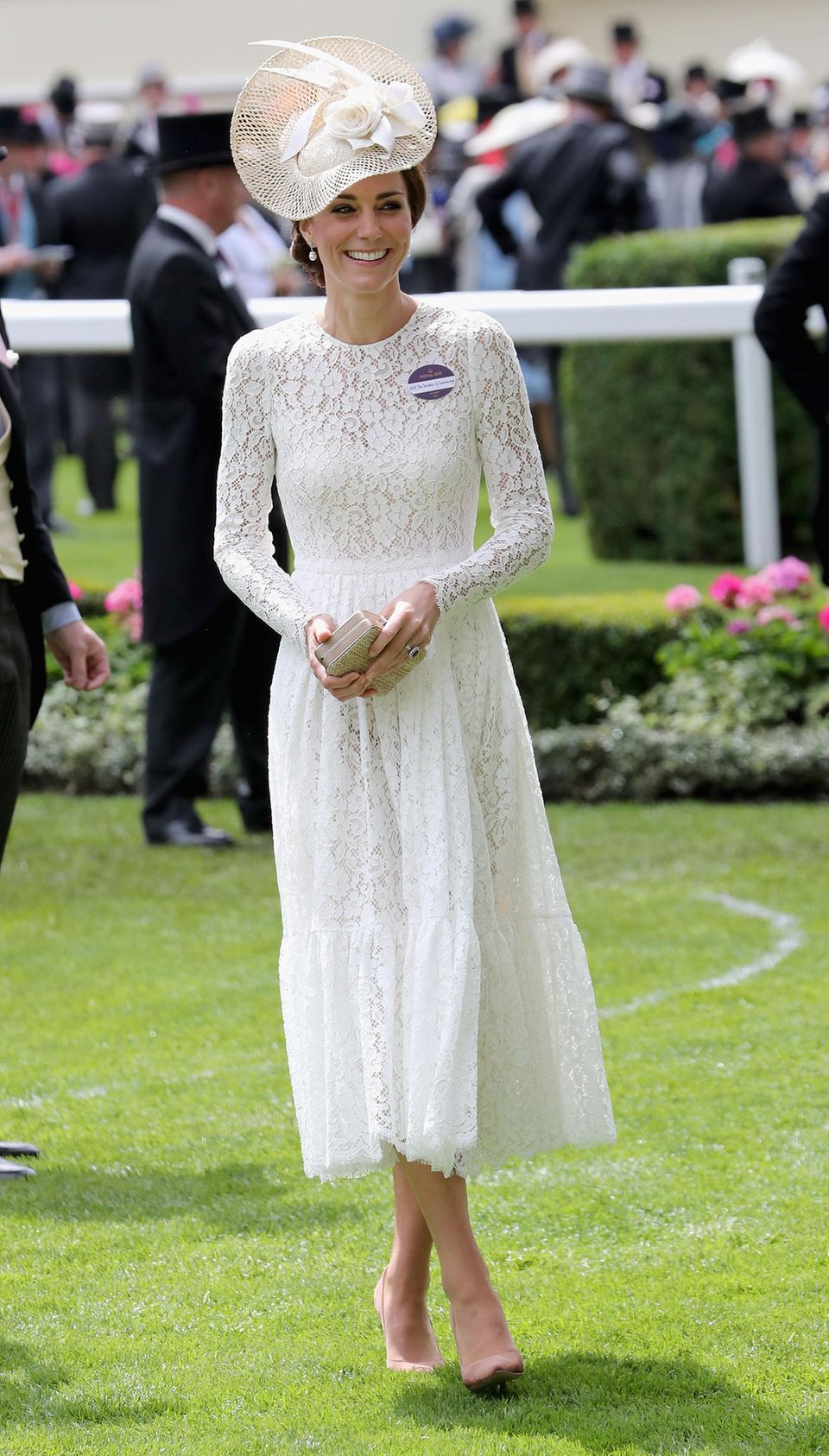 Herzogin Kate bei ihrem Ascot-Besuch im Jahr 2016. Sie trägt das violette Namensschild.
