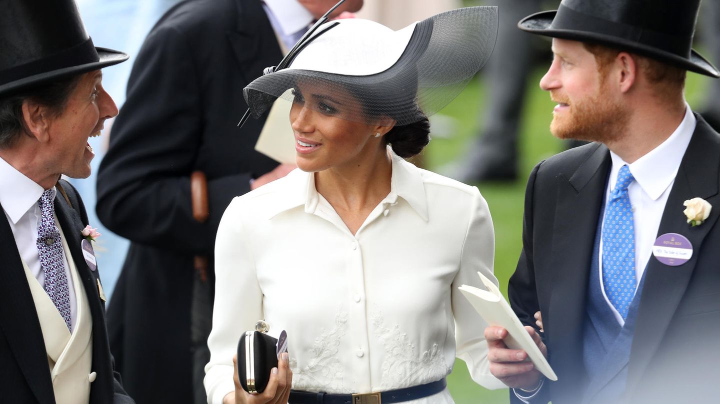 Prinz Harry trägt sein Namensschild am Revers, Meghan ihres unpassenderweise auf der Tasche