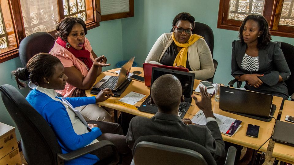 Diskussion unter Fachleuten: Gemeinsam mit anderen Anwälten wirkt Susan Kigula (l.) heute im "African Prisons Project". Es will die Haftbedingungen im Land verbessern. Viele Gefangene in Uganda verbringen Jahre in Untersuchungshaft, ohne ihre Rechte zu kennen