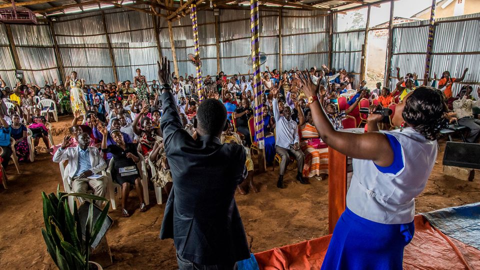Susan Kigula bei einem Auftritt in einer Pfingstkirche von Kampala. Gemeinsam mit einem heimischen Gospelstar singt sie ein Lied, das ihr im Gefängnis Kraft gegeben hatte: "Gott, nur du weißt, wie ich das überleben werde"
