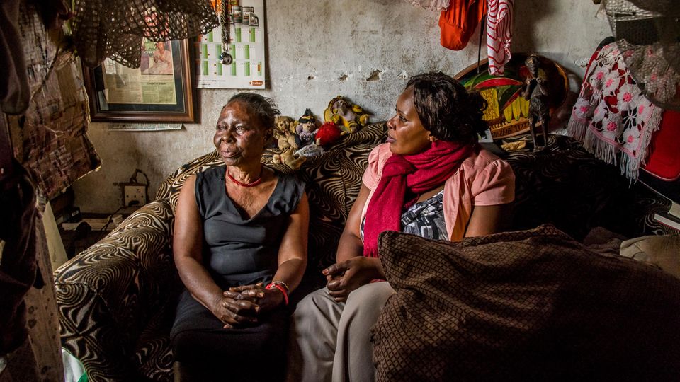 Kigula mit einer ehemaligen Zellengenossin. Justine Nankya verbrachte 20 Jahre im Gefängnis. Nach der Freilassung kommt sie mit dem Leben nicht mehr zurecht