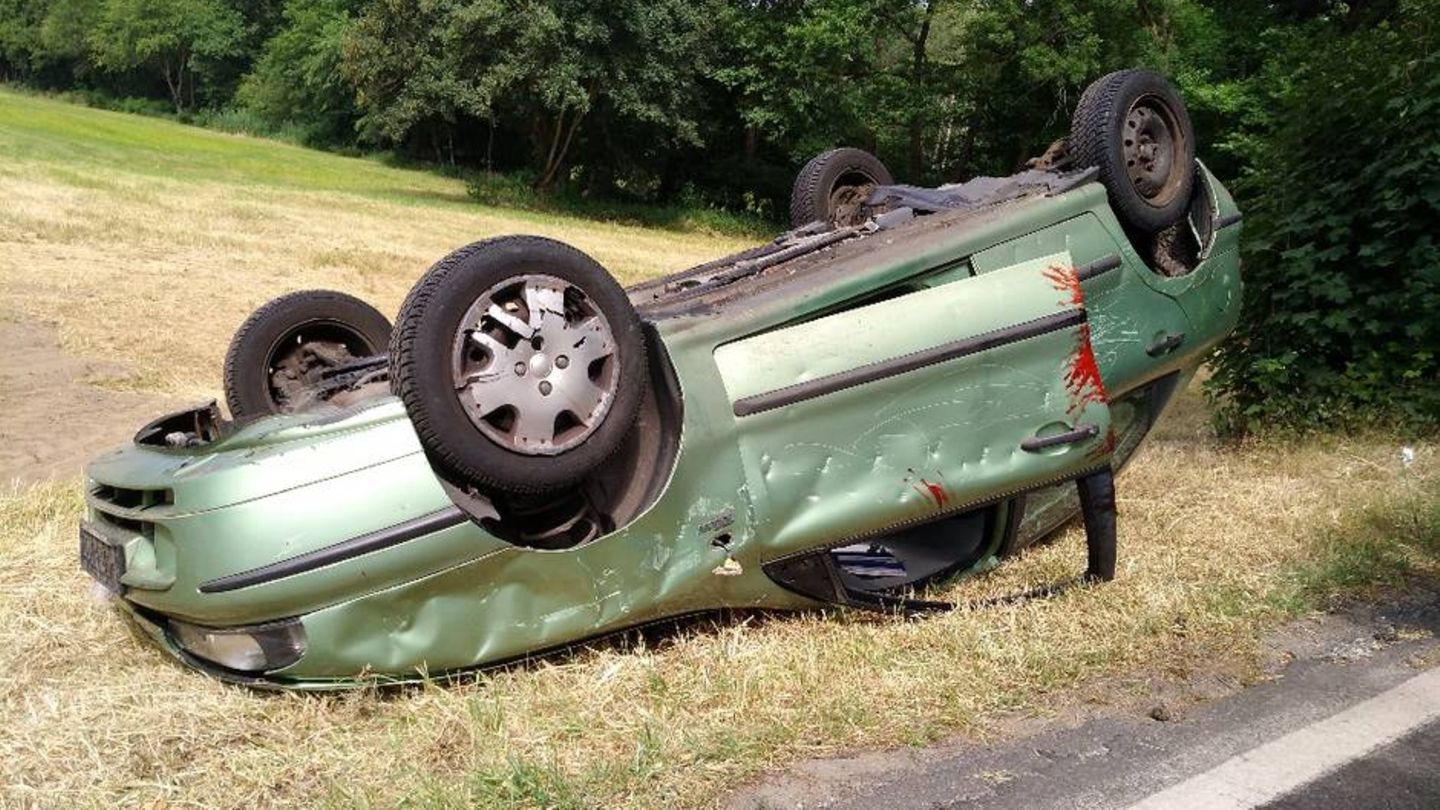 In dem Unfall simulierten zwei junge Frauen die "verletzten" Insassen.