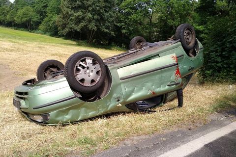 In dem Unfall simulierten zwei junge Frauen die "verletzten" Insassen.