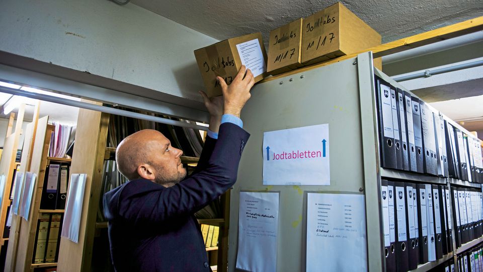 Belgien: Im Keller des Rathauses von Roetgen lagern drei Pakete mit Jodtabletten. Bürgermeister Klauss will sie im Ernstfall selbst im Foyer des Rathauses ausgeben Im Keller des Rathauses von Roetgen lagern drei Pakete mit Jodtabletten. Bürgermeister Klauss will sie im Ernstfall selbst im Foyer des Rathauses ausgeben