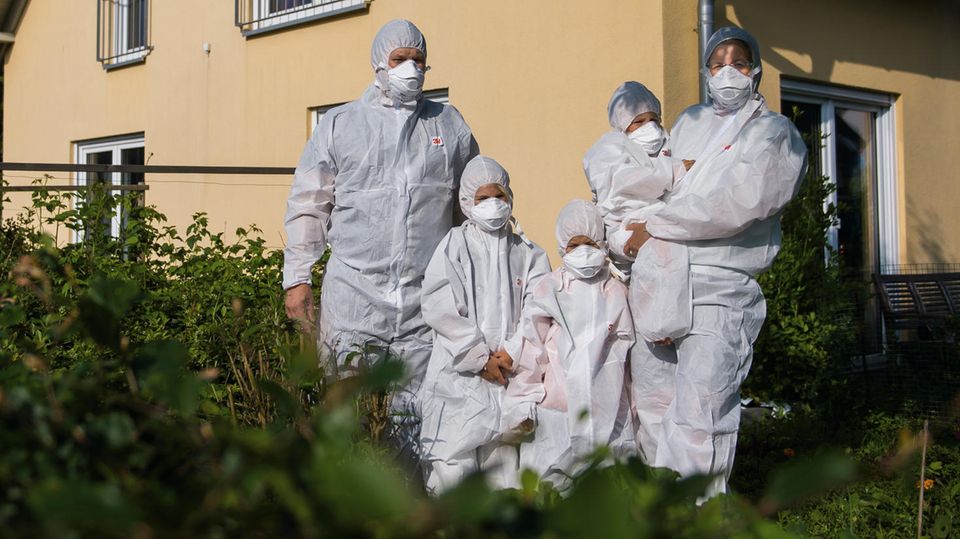 Belgien: Üben für die atomare Katastrophe: Weil der schützende Stahl im Tihange mehr als 3000 Risse aufweist, probt Familie Masannek den Ernstfall Üben für die atomare Katastrophe: Weil der schützende Stahl im Tihange mehr als 3000 Risse aufweist, probt Familie Masannek den Ernstfall