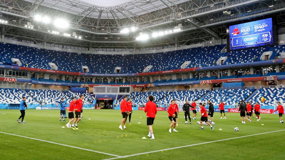 Die serbische Nationalmannschaft beim Abschlusstraining im Stadion von Kaliningrad