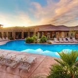 Katy Perry: Utah, USA  Mit viel Holzoptik in der Ausstattung und drei Schlafzimmern - eines davon mit Stockbetten – ist das Haus für Promi-Verhältnisse erstaunlich schlicht gehalten. In das Anwesen, das zwischen dem Grand Canyon und dem Zion-Nationalpark liegt, mietete sich die erfolgreiche Sängerin und Songschreiberin Katy Perry ein. Es gibt Platz für bis zu zwölf Personen. Der Preis für eine Nacht beginnt bei 320 Euro.  Infos: www.holidu.de/s/usa/hurricane?holiduId=13674955 und www.fewo-direkt.de/1090474vb