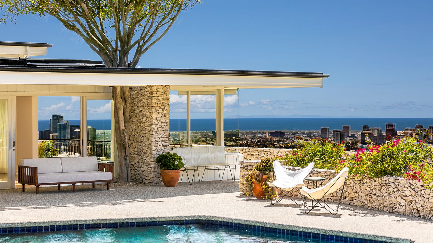 Ferienhäuser der Stars: Elvis Presley: Los Angeles, USA Urlaub machen in der Villa, in der einst der King of Rock ’n’ Roll mit seiner Frau Priscilla und Tochter Lisa Marie in den späten 1960er-Jahren lebte. Das Haus mit großen Fenstern, Pool und Billardtisch steht auf einer Klippe mit Blick über die Hollywood Hills und bietet Platz für bis zu acht Personen. Infos: www.fewo-direkt.de/ferienwohnung-ferienhaus/p4563381 Elvis Presley: Los Angeles, USA Urlaub machen in der Villa, in der einst der King of Rock ’n’ Roll mit seiner Frau Priscilla und Tochter Lisa Marie in den späten 1960er-Jahren lebte. Das Haus mit großen Fenstern, Pool und Billardtisch steht auf einer Klippe mit Blick über die Hollywood Hills und bietet Platz für bis zu acht Personen. Infos: www.fewo-direkt.de/ferienwohnung-ferienhaus/p4563381