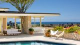 Elvis Presley: Los Angeles, USA  Urlaub machen in der Villa, in der einst der King of Rock ’n’ Roll mit seiner Frau Priscilla und Tochter Lisa Marie in den späten 1960er-Jahren lebte. Das Haus mit großen Fenstern, Pool und Billardtisch steht auf einer Klippe mit Blick über die Hollywood Hills und bietet Platz für bis zu acht Personen.  Infos: www.fewo-direkt.de/ferienwohnung-ferienhaus/p4563381