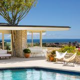 Elvis Presley: Los Angeles, USA  Urlaub machen in der Villa, in der einst der King of Rock ’n’ Roll mit seiner Frau Priscilla und Tochter Lisa Marie in den späten 1960er-Jahren lebte. Das Haus mit großen Fenstern, Pool und Billardtisch steht auf einer Klippe mit Blick über die Hollywood Hills und bietet Platz für bis zu acht Personen.  Infos: www.fewo-direkt.de/ferienwohnung-ferienhaus/p4563381