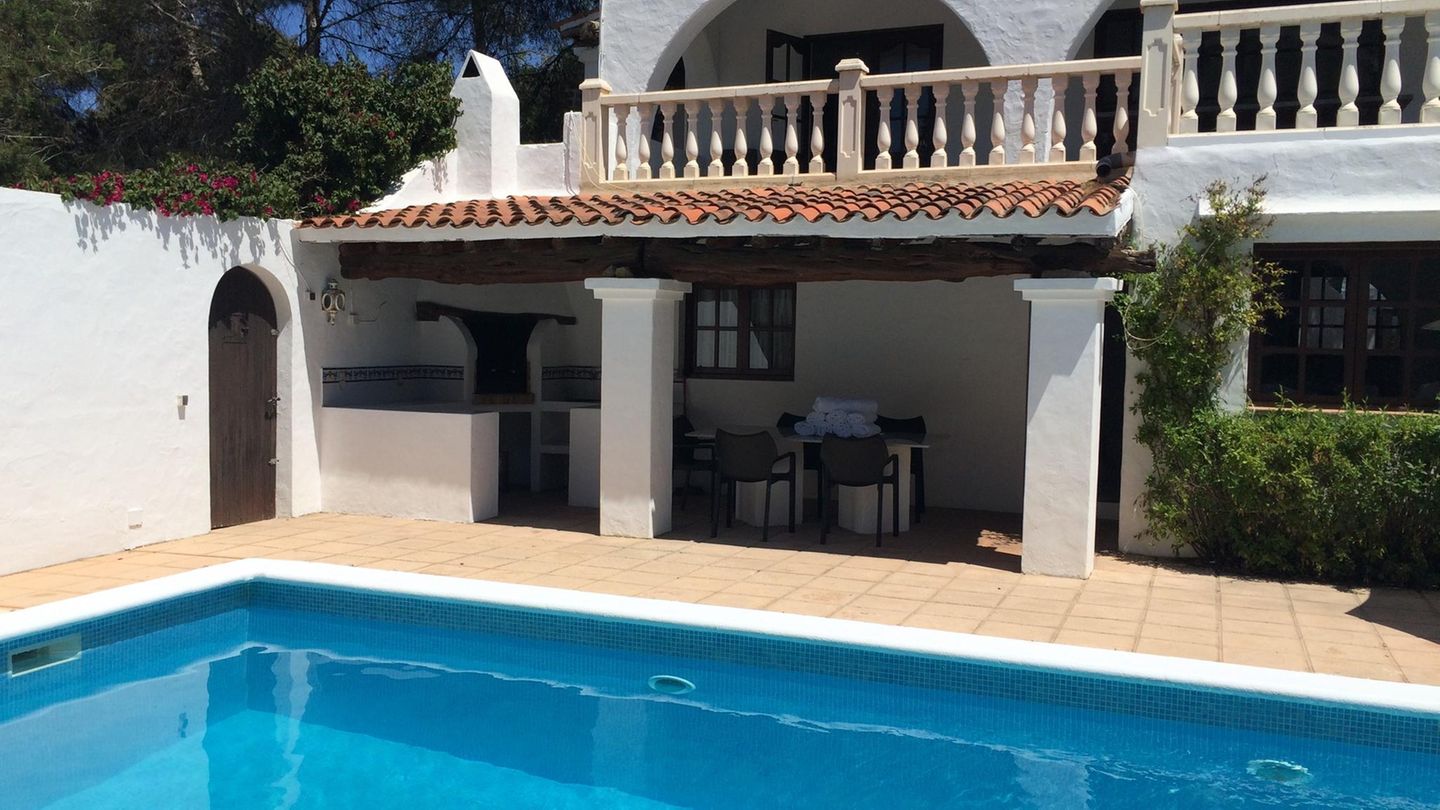 George Michael: Ibiza, Spanien  "Wake me up before you go go", so lautet der Pop-Song der Gruppe Wham! aus dem Jahre 1984. In dieser Villa mit Garten, Balkon, Terrasse, Pool und Meerblick soll George Michael mit dem Pop-Duo Wham! Urlaub gemacht haben. Das Anwesen bei Sant Antoni de Portmany hat Räumlichkeiten für bis zu 14 Personen und kostet ab 602 Euro pro Nacht.  Infos: www.holidu.de/s/spanien/sant-antoni-de-portmany?holiduId=3845920 und www.fewo-direkt.de/8035938