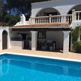 George Michael: Ibiza, Spanien  "Wake me up before you go go", so lautet der Pop-Song der Gruppe Wham! aus dem Jahre 1984. In dieser Villa mit Garten, Balkon, Terrasse, Pool und Meerblick soll George Michael mit dem Pop-Duo Wham! Urlaub gemacht haben. Das Anwesen bei Sant Antoni de Portmany hat Räumlichkeiten für bis zu 14 Personen und kostet ab 602 Euro pro Nacht.  Infos: www.holidu.de/s/spanien/sant-antoni-de-portmany?holiduId=3845920 und www.fewo-direkt.de/8035938