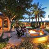 Lady Gaga: Palm Springs, USA  Mit fünf Schlafzimmern und Platz für zwölf Personen, sieben Bädern, Spa, Pool und mehreren Feuerstellen im Außenbereich unter den Palmen gehört dieses Anwesen im mediterranen Baustil in der Oase Palm Springs zu den großzügigsten Grundstücken. Hier stieg auch die Sängerin Lady Gaga ab, die als Headlinerin beim Coachella Festival ganz in der Nähe im letzten Jahr ihren Auftritt hatte. Die Mietpreise für eine Nacht 5674 Euro pro Nacht.  Infos: www.holidu.de/s/usa/rancho-mirage?holiduId=3326972 und www.fewo-direkt.de/643390vb