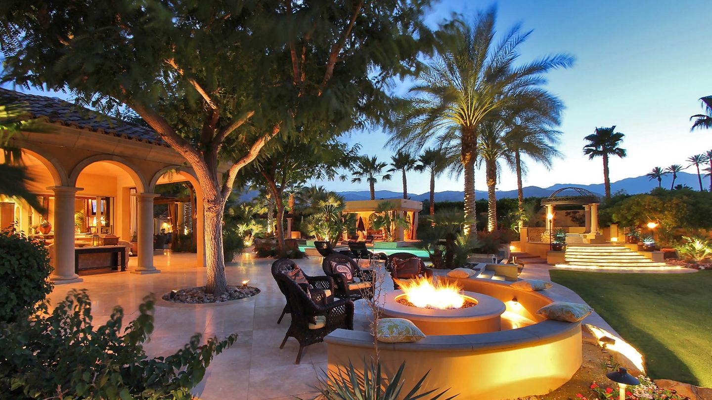 Ferienhäuser der Stars: Lady Gaga: Palm Springs, USA Mit fünf Schlafzimmern und Platz für zwölf Personen, sieben Bädern, Spa, Pool und mehreren Feuerstellen im Außenbereich unter den Palmen gehört dieses Anwesen im mediterranen Baustil in der Oase Palm Springs zu den großzügigsten Grundstücken. Hier stieg auch die Sängerin Lady Gaga ab, die als Headlinerin beim Coachella Festival ganz in der Nähe im letzten Jahr ihren Auftritt hatte. Die Mietpreise für eine Nacht 5674 Euro pro Nacht. Infos: www.holidu.de/s/usa/rancho-mirage?holiduId=3326972 und www.fewo-direkt.de/643390vb Lady Gaga: Palm Springs, USA Mit fünf Schlafzimmern und Platz für zwölf Personen, sieben Bädern, Spa, Pool und mehreren Feuerstellen im Außenbereich unter den Palmen gehört dieses Anwesen im mediterranen Baustil in der Oase Palm Springs zu den großzügigsten Grundstücken. Hier stieg auch die Sängerin Lady Gaga ab, die als Headlinerin beim Coachella Festival ganz in der Nähe im letzten Jahr ihren Auftritt hatte. Die Mietpreise für eine Nacht 5674 Euro pro Nacht. Infos: www.holidu.de/s/usa/rancho-mirage?holiduId=3326972 und www.fewo-direkt.de/643390vb