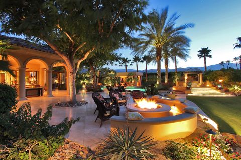 Lady Gaga: Palm Springs, USA  Mit fünf Schlafzimmern und Platz für zwölf Personen, sieben Bädern, Spa, Pool und mehreren Feuerstellen im Außenbereich unter den Palmen gehört dieses Anwesen im mediterranen Baustil in der Oase Palm Springs zu den großzügigsten Grundstücken. Hier stieg auch die Sängerin Lady Gaga ab, die als Headlinerin beim Coachella Festival ganz in der Nähe im letzten Jahr ihren Auftritt hatte. Die Mietpreise für eine Nacht 5674 Euro pro Nacht.  Infos: www.holidu.de/s/usa/rancho-mirage?holiduId=3326972 und www.fewo-direkt.de/643390vb