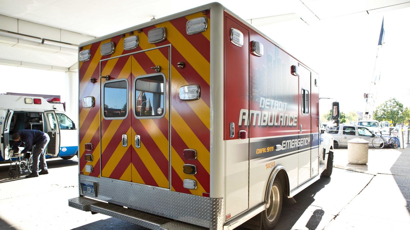 Abgebildet ist ein Krankenwagen aus Detroit. Der Vorfall ereignete sich in einem Vorort der Großstadt in Michigan.
