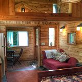 Jimi Hendrix: Maui, USA  In diesem kleinen "Lebkuchen-Haus" auf dem Grundstück einer Biofarm der Hawaii-Insel Maui hat der Gitarrist Jimi Hendrix während des Konzerts und den Dreharbeiten zum Film "Rainbow Bridge" im Jahr 1970 gewohnt. Musikaffine Feriengäste können in den Pubs der nahegelegenen Kleinstadt Makawao auch heute viel Live-Musik erleben.  Infos: www.holidu.de/s/usa/makawao?guests=2&holiduId=12049150 und www.fewo-direkt.de/970579vb