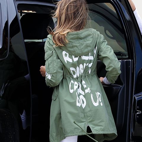Als Melania Trump in den Flieger nach Texas steigt, steht auf der Rückseite ihres olivgrünen Parkas: „Mir ist es wirklich egal, und dir?“