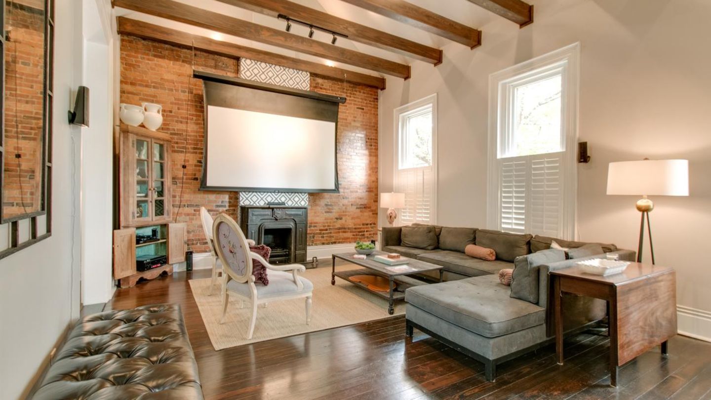 Taylor Swift: Nashville, USA  In diesem Townhouse hat die 28-jährige Popsängerin Taylor Swift das Video zu ihrer Hit-Single "White Horse" gedreht. Wer genau hinschaut, erkennt in den Clip die Backsteinwand und den Kamin des gemütlichen Wohnzimmers wieder. Das doppelstöckige Appartement bietet Platz für fünf Personen und ist ab 190 Euro pro Nacht zu haben.  Infos: www.holidu.com/s/usa/nashville?holiduId=17668960