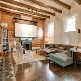 Taylor Swift: Nashville, USA  In diesem Townhouse hat die 28-jährige Popsängerin Taylor Swift das Video zu ihrer Hit-Single "White Horse" gedreht. Wer genau hinschaut, erkennt in den Clip die Backsteinwand und den Kamin des gemütlichen Wohnzimmers wieder. Das doppelstöckige Appartement bietet Platz für fünf Personen und ist ab 190 Euro pro Nacht zu haben.  Infos: www.holidu.com/s/usa/nashville?holiduId=17668960