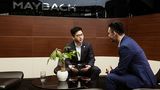 AMG- / Maybach Autohaus Hangzhou: Tom im Kundengespräch