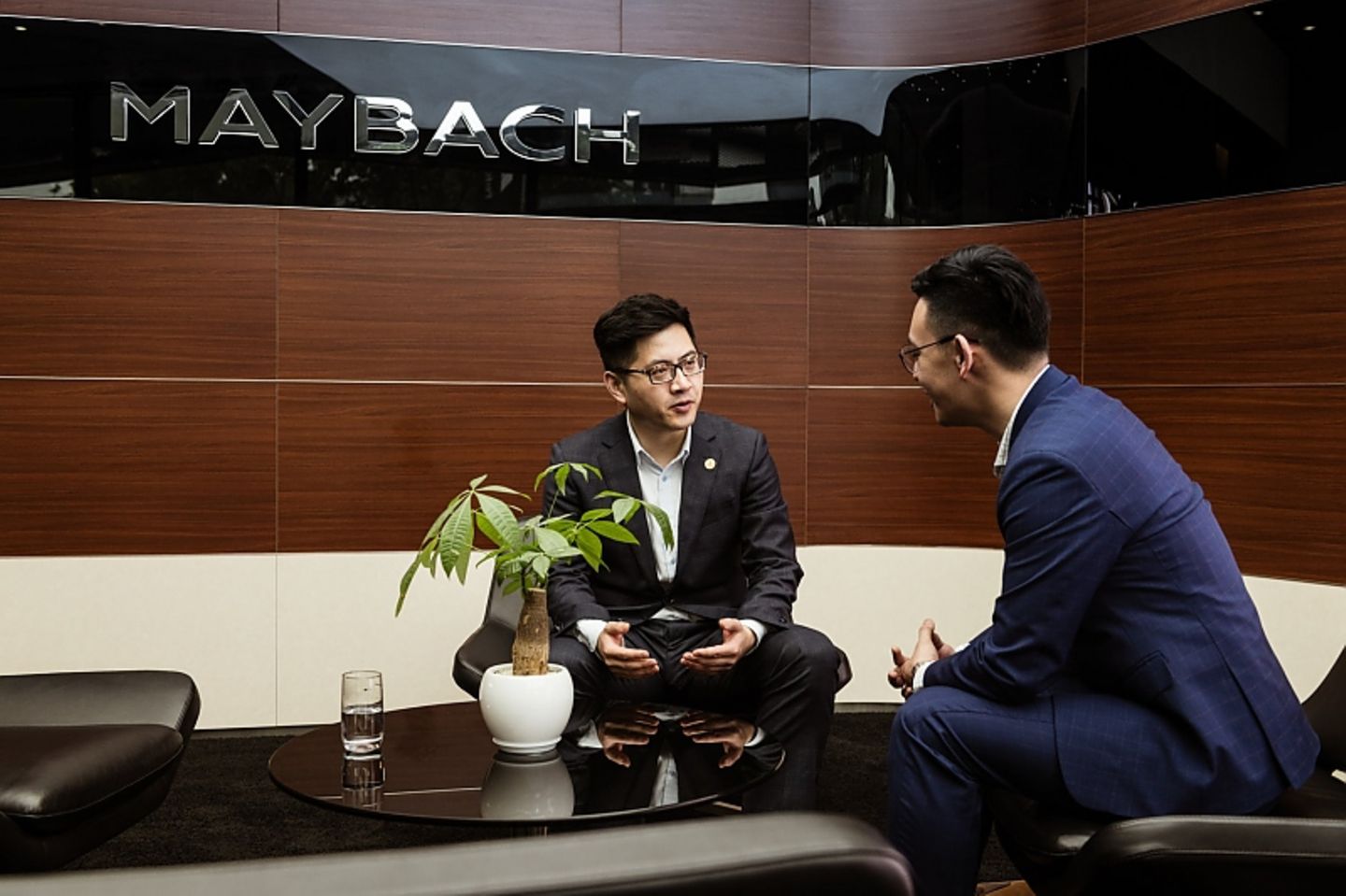 AMG- / Maybach Autohaus Hangzhou: Tom im Kundengespräch