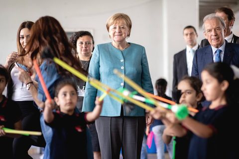 Bundeskanzlerin Angela Merkel mit spielenden Kindern in der Doppelschicht-Schule in Beirut