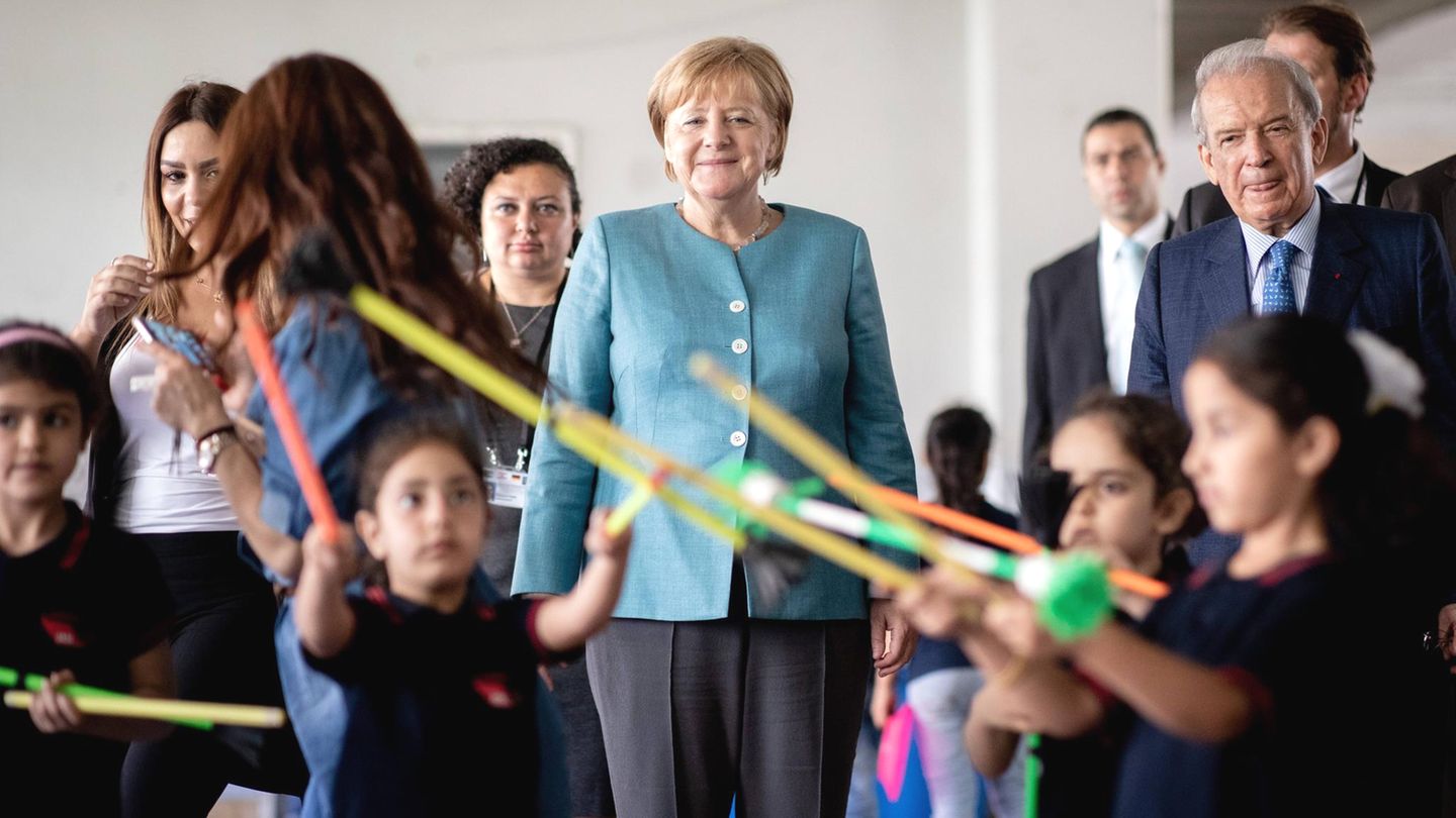 Bundeskanzlerin Angela Merkel mit spielenden Kindern in der Doppelschicht-Schule in Beirut