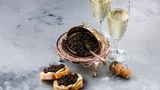 Kaviar  In Kombination mit Wodka oder Sekt wird Kaviar meist zu Silvester verzehrt. In der russischen Küche hat er eine außergewöhnliche Stellung. Er gilt als Prestigeobjekt für das Ausland.