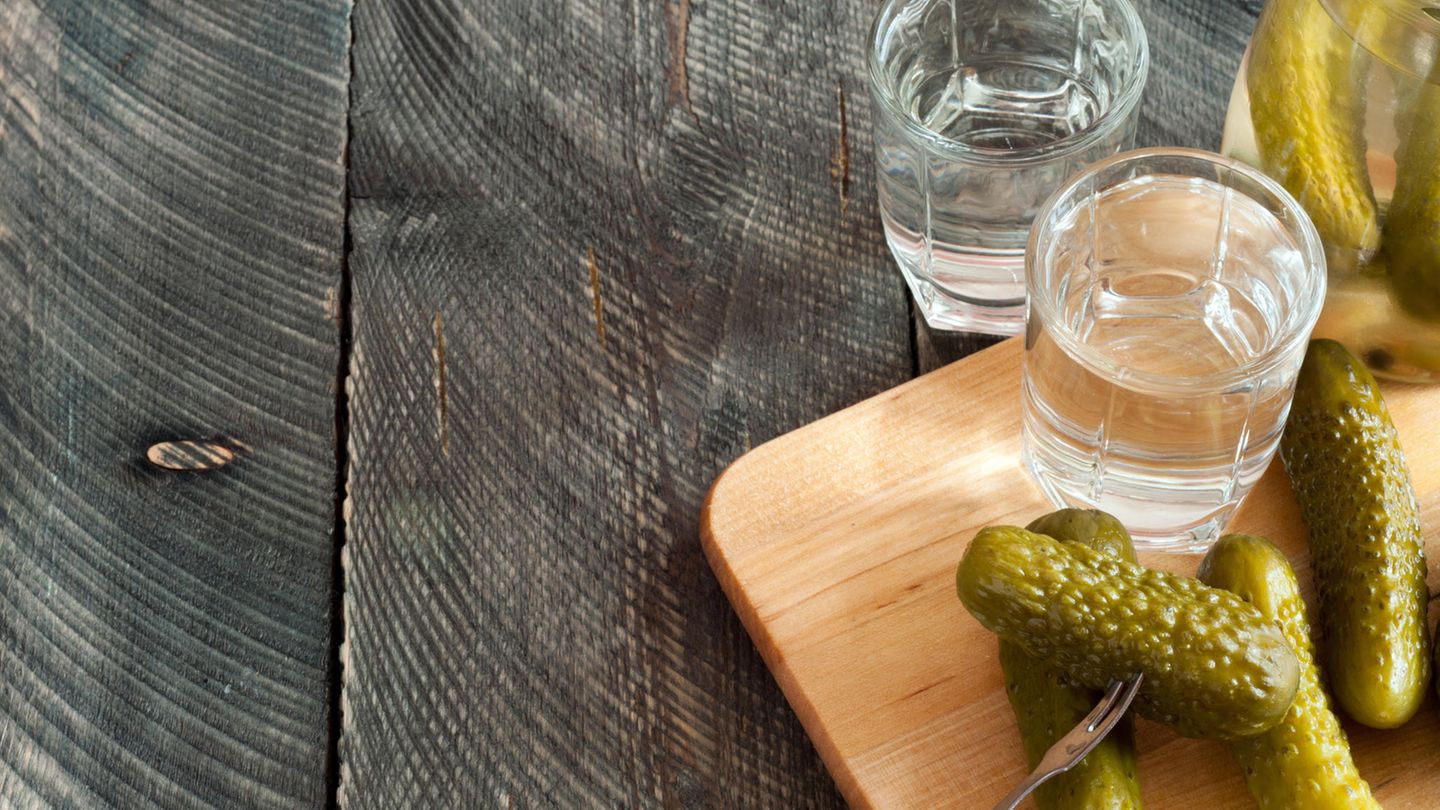 Schon mal Kiewer Kotelett gegessen?: Wodka Jedes russische Festmahl wird natürlich mit dem Nationalgetränk der Russen abgeschlossen. Aber das Trinken muss gelernt sein. Hier geht's zur Anleitung! Wodka Jedes russische Festmahl wird natürlich mit dem Nationalgetränk der Russen abgeschlossen. Aber das Trinken muss gelernt sein. Hier geht's zur Anleitung!