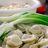 Pelmeni  Sie stammen ursprünglich aus Tatarstan und Sibirien und werden in Wasser oder Brühe gekocht. Pelmeni sind mit Fleisch gefüllte Teigtaschen, die man entweder als Suppeneinlage oder als Hauptgericht isst. 