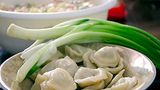 Pelmeni  Sie stammen ursprünglich aus Tatarstan und Sibirien und werden in Wasser oder Brühe gekocht. Pelmeni sind mit Fleisch gefüllte Teigtaschen, die man entweder als Suppeneinlage oder als Hauptgericht isst. 
