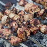 Schaschlik  Wer russisch grillt, kommt am Schaschlik nicht vorbei. Meist wird Schweinefleisch dafür mehrere Tage mariniert und über Holzkohle gegrillt. Hier gibt's ein Rezept für litauisches Schaschlik, das dem russischen sehr ähnlich ist. 