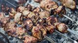 Schaschlik  Wer russisch grillt, kommt am Schaschlik nicht vorbei. Meist wird Schweinefleisch dafür mehrere Tage mariniert und über Holzkohle gegrillt. Hier gibt's ein Rezept für litauisches Schaschlik, das dem russischen sehr ähnlich ist. 