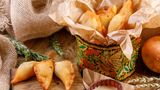 Piroschki  Die gefüllten Teigtaschen können aus Hefe-, Blätter- oder Nudelteig sein und sind in ganz Osteuropa weit verbreitet. In Russland sind es gebackene gefüllte Teigtaschen.