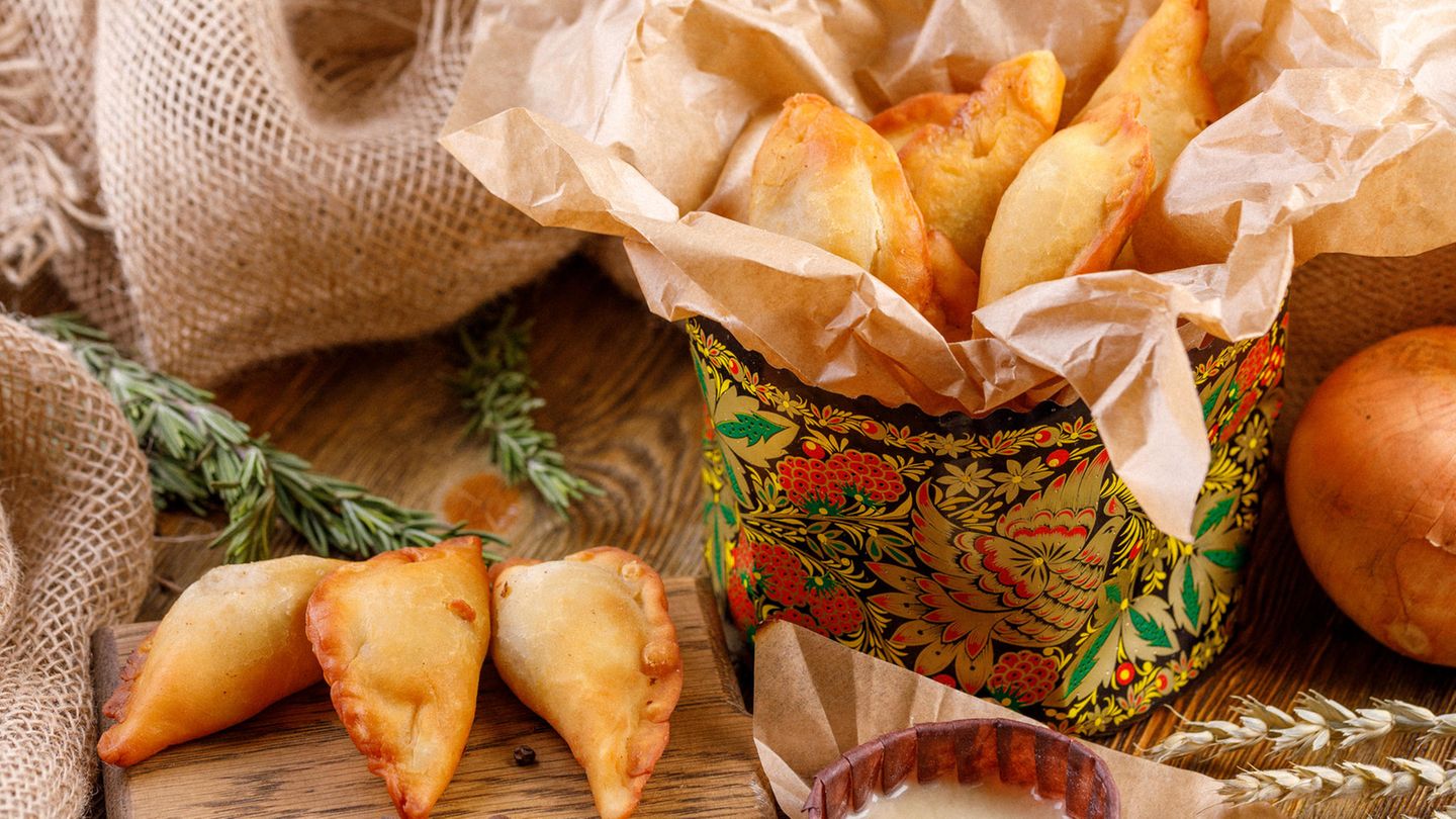 Piroschki  Die gefüllten Teigtaschen können aus Hefe-, Blätter- oder Nudelteig sein und sind in ganz Osteuropa weit verbreitet. In Russland sind es gebackene gefüllte Teigtaschen.