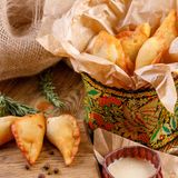 Piroschki  Die gefüllten Teigtaschen können aus Hefe-, Blätter- oder Nudelteig sein und sind in ganz Osteuropa weit verbreitet. In Russland sind es gebackene gefüllte Teigtaschen.