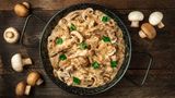 Boeuf Stroganoff  Rinderfiletspitzen, Zwiebeln, Sauerrahm und Senf - das ist Boeuf Stroganoff. In manchen Abwandlungen kommen Gewürzgurken und Champignons dazu.