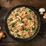Boeuf Stroganoff  Rinderfiletspitzen, Zwiebeln, Sauerrahm und Senf - das ist Boeuf Stroganoff. In manchen Abwandlungen kommen Gewürzgurken und Champignons dazu.