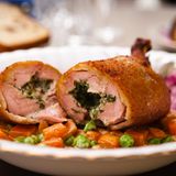 Kiewer Kotelett  Eigentlich ein russisches Schnitzel: panierte und gefüllte Hühnchenbrust, die im heißen Fett frittiert oder im Backofen gebacken wird. 