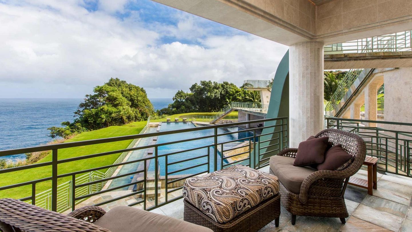 Justin Bieber: Hawaii, USA  Auf der einstigen Macadamianuss-Plantage hat sich der millionenschwere Berufsmusiker eine Auszeit genommen. Zur Anlage gehört neben dem Infinity-Pool auch ein privater 9-Loch-Golfplatz. Wer in der Waterfalling Estate absteigen möchte, muss mit 3000 Euro pro Nacht rechnen. Dafür ist auch Platz für bis zu zehn Personen.  Infos: www.holidu.de/s/usa/insel-hawai-i?holiduId=12243606 und www.fewo-direkt.de/999461vb