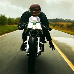 Ein Motorradfahrer fährt auf einer Straße