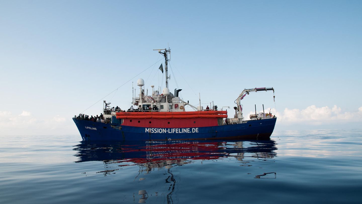 Ein Schiff der "Mission Lifeline"