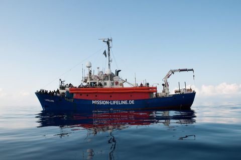 Ein Schiff der "Mission Lifeline"