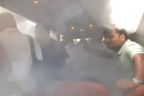 Starker Nebel im Flugzeug: Pilot dreht Klimaanlage auf, weil Passagiere nicht aussteigen wollen