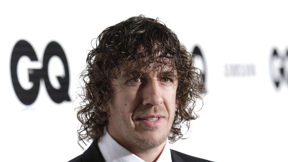 Der ehemalige Fußballspieler Carles Puyol kommt zu den GQ Men of the Year 2014 Awards
