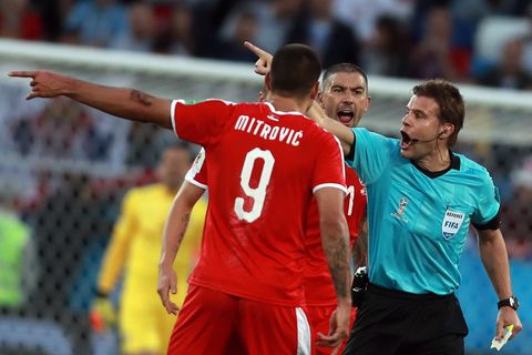 Brych diskutiert mit einem SPieler