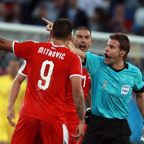 Brych diskutiert mit einem SPieler