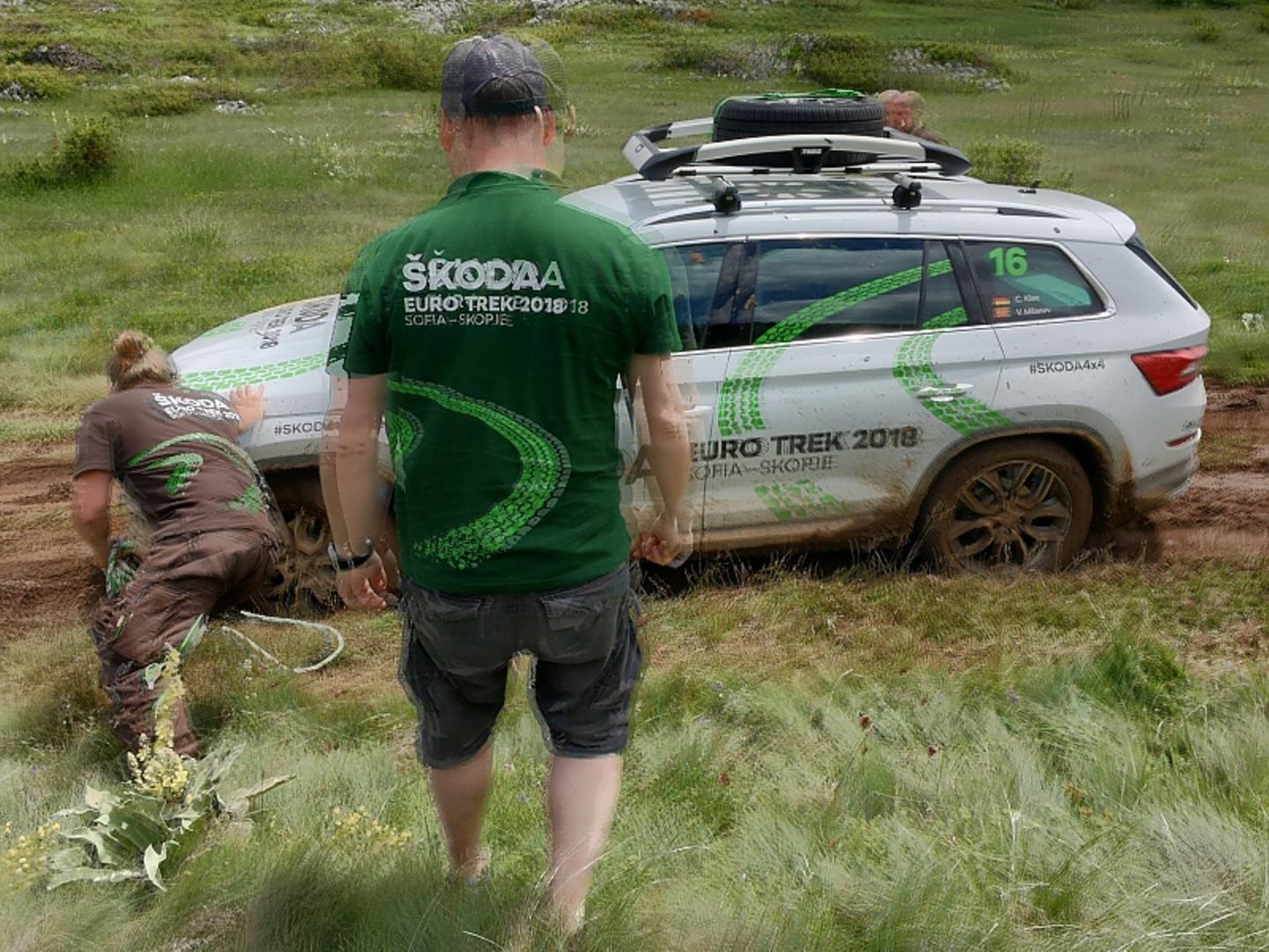 Zur Not half beim Skoda Euro Trek 2018 nur Muskelkraft, um den Kodiaq aus der tiefen Fahrspur zu bekommen